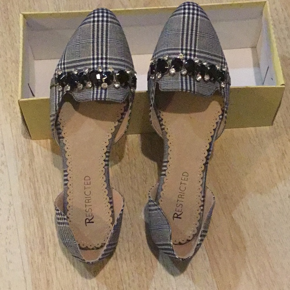 NEW Restricted Dorsay flats Sz 9 Grey